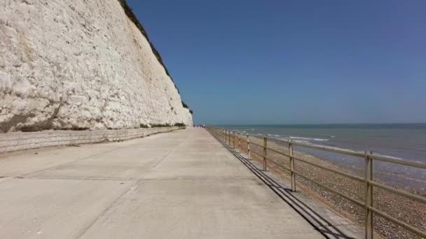 Όμορφη θέα του Ramsgate East Cliff Promenade και την παραλία την ηλιόλουστη μέρα — Αρχείο Βίντεο