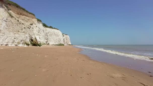 Piękny widok Ramsgate East Cliff Promenade i plaży w słoneczny dzień — Wideo stockowe