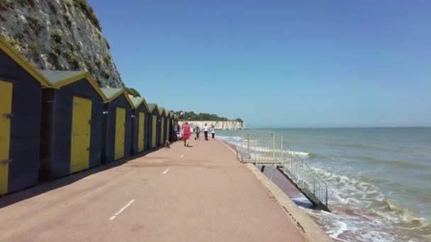 Dumpton Gap bay with colourful wooden beach huts between Broadstairs and Ramsgate — Stock Video