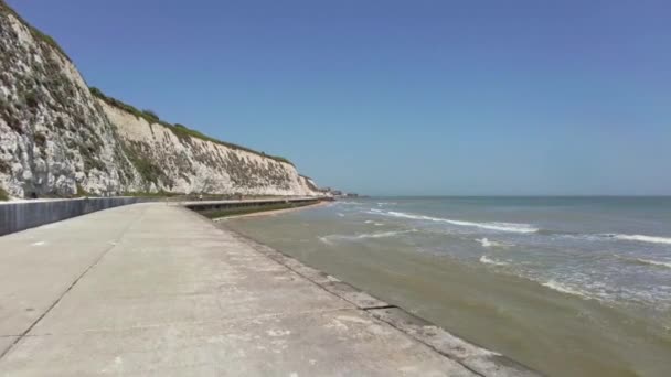 Piękny widok Ramsgate East Cliff Promenade i plaży w słoneczny dzień — Wideo stockowe