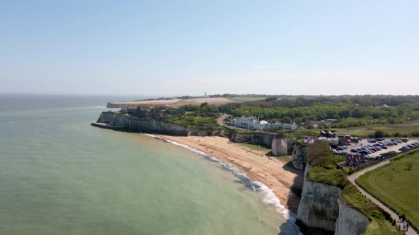 Vista aérea do Castelo de Kingsgate no topo das falésias na praia de Kingsgate no dia ensolarado — Vídeo de Stock