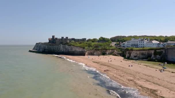 Widok z powietrza na Zamek Kingsgate na szczycie klifów na plaży Kingsgate w słoneczny dzień — Wideo stockowe