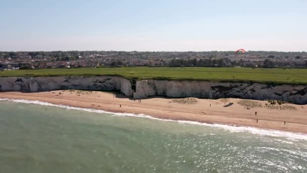 Paralotnia nad brzegiem morza na plaży Botany Bay — Wideo stockowe