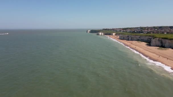 Widok z lotu ptaka na plaży Botany Bay z klifami w słoneczny dzień — Wideo stockowe