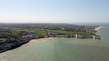 Kingsgate Şatosu 'nun hava manzarası güneşli bir günde Kingsgate sahilindeki uçurumların tepesinde.