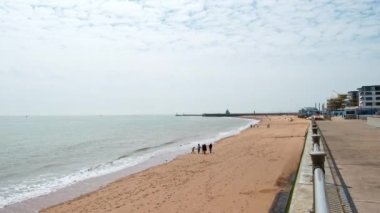 Güneşli bir günde Ramsgate Doğu Kayalıkları ve Plaj manzarası çok güzel.