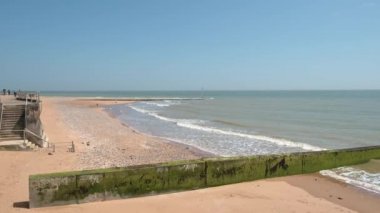 Güneşli bir günde Ramsgate Doğu Kayalıkları ve Plaj manzarası çok güzel.