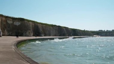 İnsanlar Beach Palm Bay 'de güneşli bir günün tadını çıkarıyor.