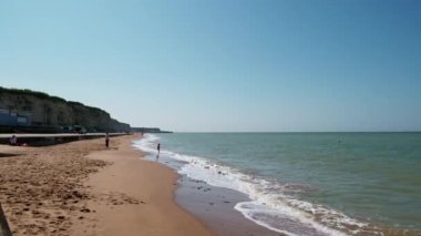 İnsanlar Beach Palm Bay 'de güneşli bir günün tadını çıkarıyor.