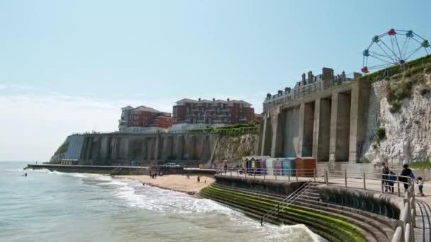 Beautiful sand beach in East England with wooden beach huts — Stock Video