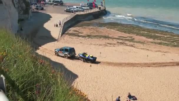 Napęd na cztery koła wyciągając jetski z morza na plaży Margate — Wideo stockowe