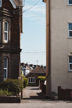 Ramsgate, Kent (124; İngiltere - 2021.05.29: Bloklar arasında saklanan küçük bir konut manzarası