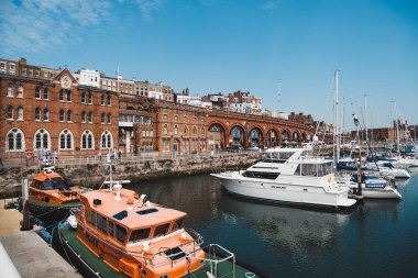 Ramsgate, Kent (124; İngiltere - 2021.05.29: Ramsgate Yacht Marina 'da demirlemiş teknelerin manzarası