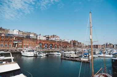 Ramsgate, Kent (124; İngiltere - 2021.05.29: Ramsgate Yacht Marina 'da demirlemiş teknelerin manzarası