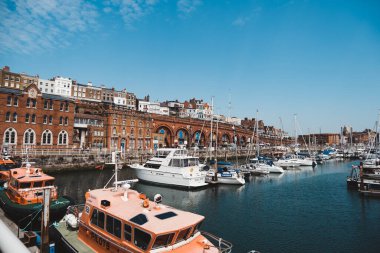Ramsgate, Kent (124; İngiltere - 2021.05.29: Ramsgate Yacht Marina 'da demirlemiş teknelerin manzarası