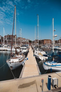 Ramsgate, Kent (124; İngiltere - 2021.05.29: Ramsgate Yacht Marina 'da demirlemiş teknelerin manzarası