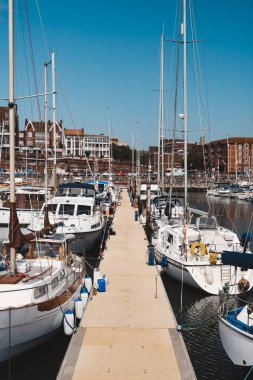 Ramsgate, Kent (124; İngiltere - 2021.05.29: Ramsgate Yacht Marina 'da demirlemiş teknelerin manzarası
