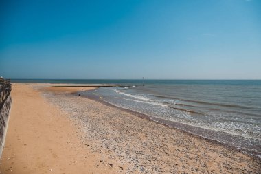 Ramsgate, Kent (124; İngiltere - 2021.05.29: Güneşli bir günde Ramsgate Doğu Cliff Promenade ve Plaj 'ın güzel manzarası