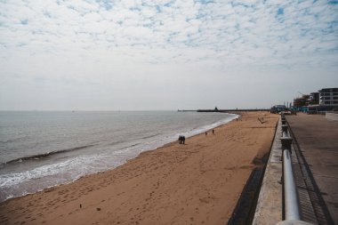 Ramsgate, Kent (124; İngiltere - 2021.05.29: Güneşli bir günde Ramsgate Doğu Cliff Promenade ve Plaj 'ın güzel manzarası