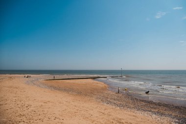 Ramsgate, Kent (124; İngiltere - 2021.05.29: Güneşli bir günde Ramsgate Doğu Cliff Promenade ve Plaj 'ın güzel manzarası