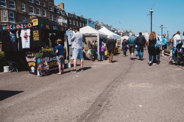 Botany Körfezi, Kent the 124; İngiltere - 2021.05.29: Doğu İngiltere 'de Güzel Kum Sahili' ndeki yerel bahçe satış pazarında ahşap kulübeleri olan insanlar
