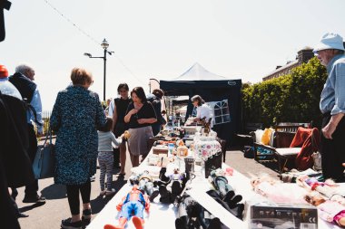 Botany Körfezi, Kent the 124; İngiltere - 2021.05.29: Doğu İngiltere 'de Güzel Kum Sahili' ndeki yerel bahçe satış pazarında ahşap kulübeleri olan insanlar