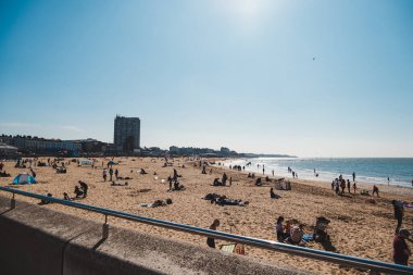 Margate, Kent (124; İngiltere - 2021.05.29: İnsanlar Margate Beach 'te güneşli günün tadını çıkarıyorlar