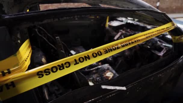 Opuštěné, odcizené, vyhořelé modré auto zaparkované na postranním parkovišti svázané žlutými pruhy nepřejíždějí — Stock video