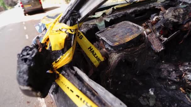 Interno di un abbandonato, rubato bruciato auto blu parcheggiata sul parcheggio laterale legato con il giallo non attraversare la striscia — Video Stock