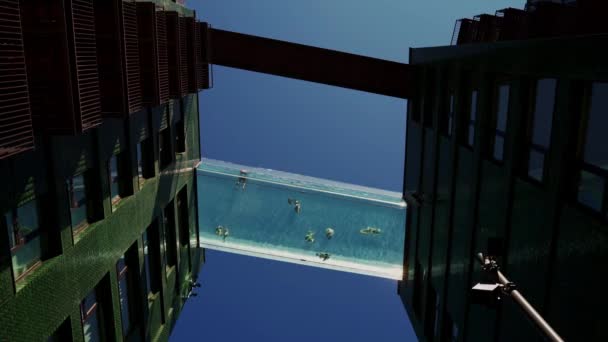 Pływacy cieszą się ciepłą pogodą w Londons Incredible Floating Sky Pool w Embassy Gardens — Wideo stockowe