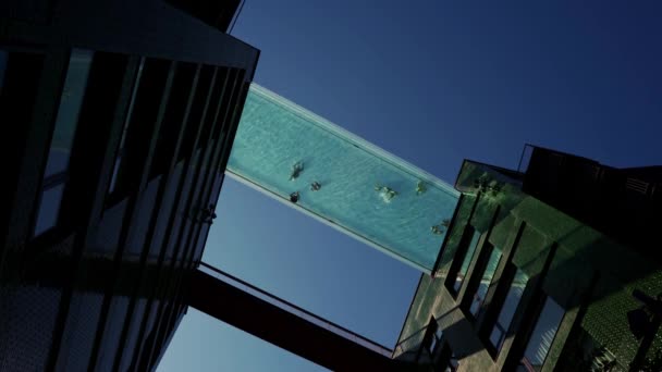 Schwimmer genießen warmes Wetter im Londons Incredible Floating Sky Pool in Embassy Gardens — Stockvideo