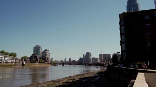화창 한 날에 템스강을 가로지르는 복스 홀 다리의 모습 — 비디오