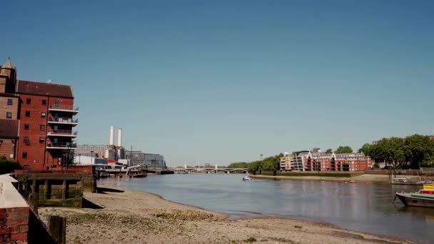 La vista del puente Chelsea sobre el río Támesis y la central eléctrica Battersea en un día soleado — Vídeos de Stock