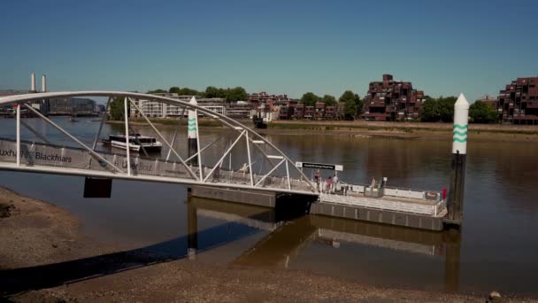 Der Blick auf das Thames Clipper Uber Boot bei der Ankunft am Vauxhall St George Kai an einem heißen, sonnigen Tag — Stockvideo