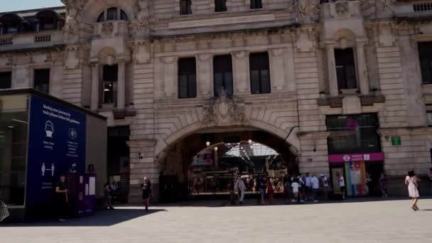 Orang-orang berjalan-jalan sibuk London Victoria Station daerah pada hari musim panas — Stok Video