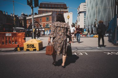 Victoria, Londra 124; İngiltere - 2021.06.13: Victoria İstasyonu 'ndaki insanlar, sıcak yaz gününde