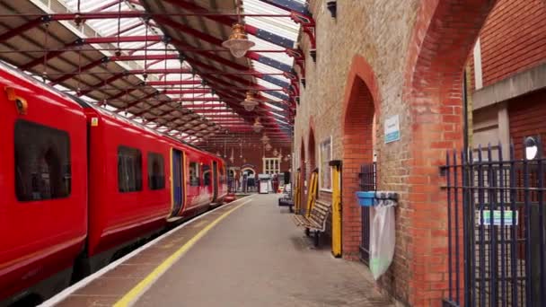 Sydvästra järnvägen vid Tomma Windsor och Eton Riverside station — Stockvideo