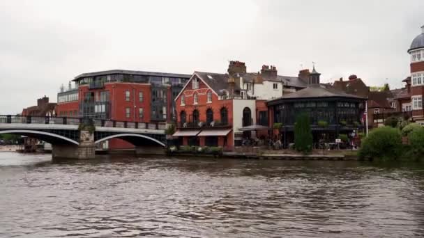 Footage of the Eton Walkway and Thames River embankment on cloudy weekend — Stock Video