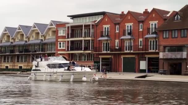 İnsanlar bulutlu bir hafta sonunda Thames nehrinde küçük bir teknede iyi vakit geçiriyorlar. — Stok video