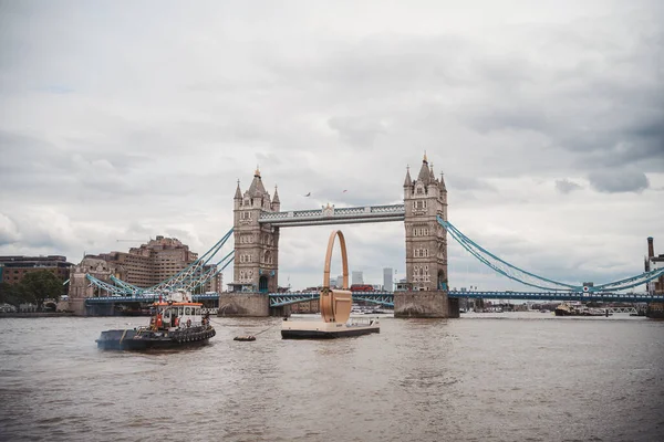 Thames River Embankment Londres Reino Unido 2021 Burberry Olympia Bag — Fotografia de Stock