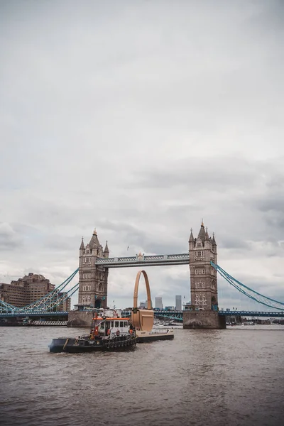 Thames River Embankment Londres Reino Unido 2021 Burberry Olympia Bag — Fotografia de Stock