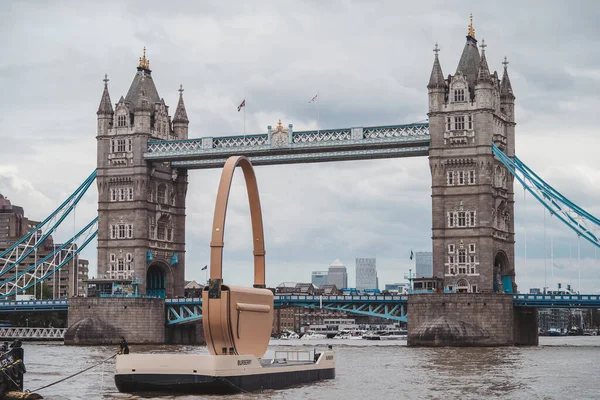 Thames River Embankment Londres Reino Unido 2021 Burberry Olympia Bag — Fotografia de Stock