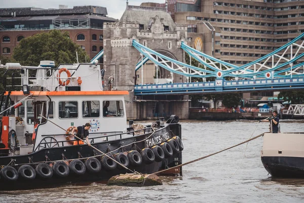 Thames River Embankment Londres Reino Unido 2021 Equipe Rebocadores Preparando — Fotografia de Stock