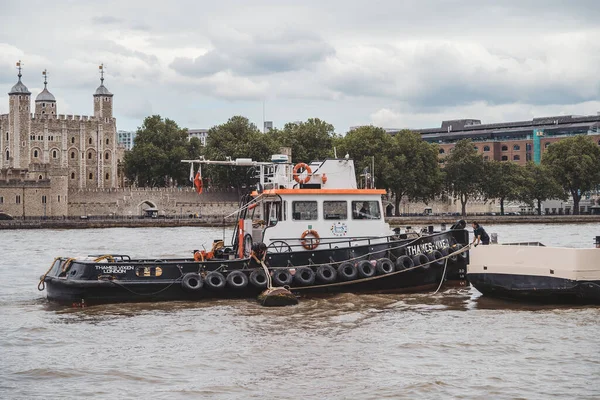 Thames River Embankment Londres Reino Unido 2021 Equipe Rebocadores Preparando — Fotografia de Stock