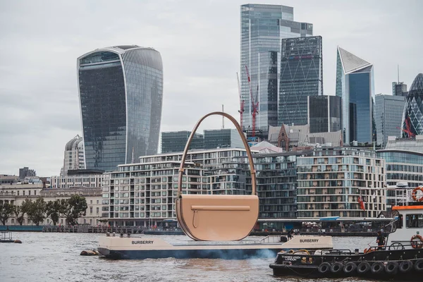 Thames River Embankment Londres Reino Unido 2021 Burberry Olympia Bag — Fotografia de Stock