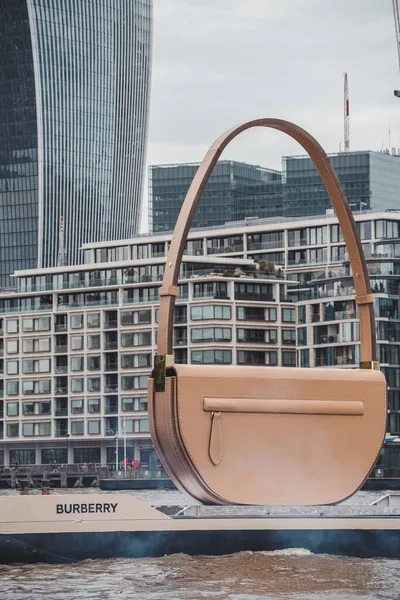 Thames River Embankment Londres Reino Unido 2021 Burberry Olympia Bag — Fotografia de Stock