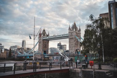 Thames Nehri Embankment, Londra - 2021.06.26: Bulutlu mavi gökyüzü ile Tower Köprüsü 'nün güneşli akşam günbatımı manzarası
