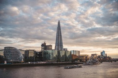 Thames Nehri Embankment, Londra (124; İngiltere - 2021.06.26: Kule Köprüsü 'nün manzarası ve arka planda güzel bir günbatımı