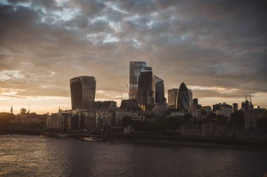 Thames Nehri Embankment, Londra (124; İngiltere - 2021.06.26: Thames Nehri 'nden güzel gün batımı akşamına uzanan CIty Business District manzarası