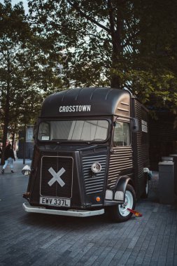 Thames Nehri Embankment, Londra the 124; İngiltere - 2021.06.26: Londra sokaklarındaki Güzel Vintage Kafe Van